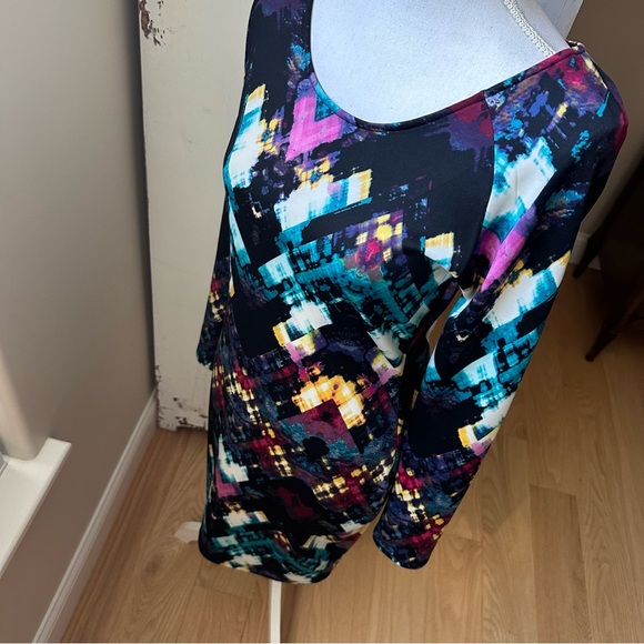 Patterned Long Sleeve Dress - Picture 4 of 6